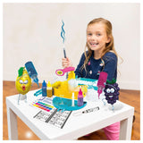 Niña fabricando un rotulador con el Laboratorio de Rotuladores Olorosos Neón de Crayola