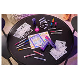 Crayola Combo Aerógrafo K-Pop Demon Hunters: plantillas, tintas y rotuladores sobre la mesa