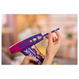 Crayola Combo Aerógrafo K-Pop Demon Hunters: colocando un rotulador SuperTips en el aerógrafo