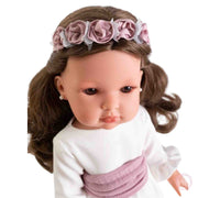 detalle del rostro de la muñeca bella comunión morena con diadema de flores
