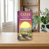 Catan Mercaderes y Bárbaros - Expansión 5-6 Jugadores Devir sobre una mesa de madera