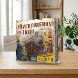 Asmodee ¡Aventureros al tren! (DW7281) sobre una mesa de madera