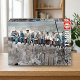 Educa Borrás Puzzle 1.500 Piezas Almuerzo en Nueva York (16009) sobre una mesa de madera
