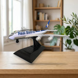 Eleven Avión Real Madrid C.F. Réplica Escala 1:50 (81304) sobre una mesa de madera