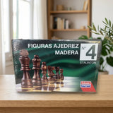 Falomir Figuras Ajedrez Madera Staunton N. 4 (32581) sobre una mesa de madera