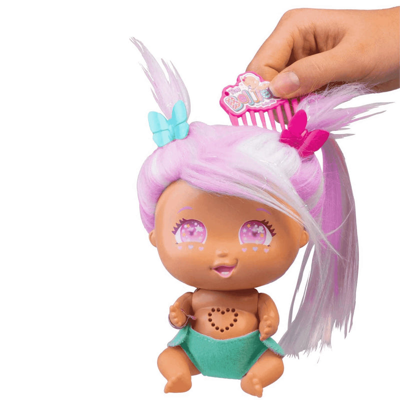 Haha Hanna de The Bellies peinándose con su peine rosa