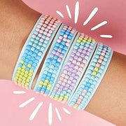 Varias pulseras Blingle Bands de colores puestas en el brazo