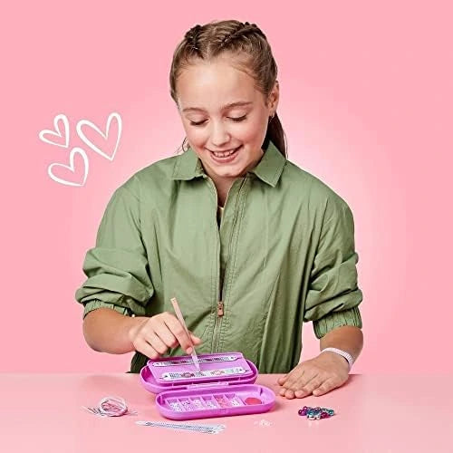 Niña montando una pulsera en el estudio Blingle Bands