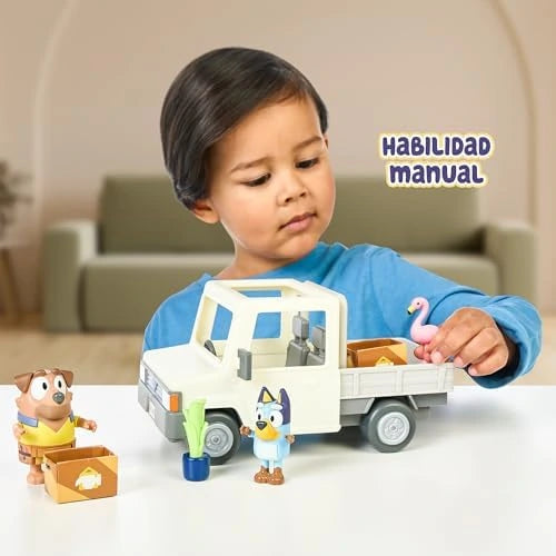 Niño jugando con la camioneta Tradies Truck de Bluey