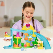 Niña jugando con el parque acuático de Bluey