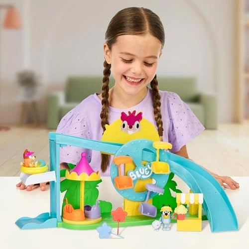 Niña jugando con el parque acuático de Bluey
