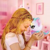 Niña acercando el peluche Magic Whispers al oído para escuchar sus secretos