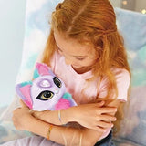 Niña abrazando el peluche interactivo Magic Whispers
