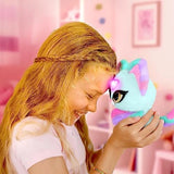 Niña escuchando los secretos del peluche Magic Whispers Skye