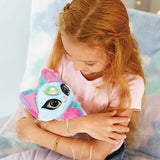Niña abrazando el peluche interactivo Magic Whispers Skye
