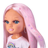 Detalle del pelo rosa de Nancy Un día de look brillante con gemas de colores colocadas con la máquina