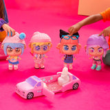 Muñeca Trotties Lucy de Londres de 25 cm de Famosa con su falda de cuadros