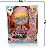 Muñeca Trotties Lucy de Londres de 25 cm de Famosa con su falda de cuadros