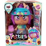 Muñeca Trotties Lucy de Londres de 25 cm de Famosa con su falda de cuadros