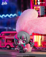 Cup Rabbits Face Yourself figura de pelo rosa con orejas rosas en escena neón, art toy Awake Toys