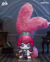 Cup Rabbits Face Yourself figura pelirroja con orejas rojas y fondo ornamental, art toy Awake Toys