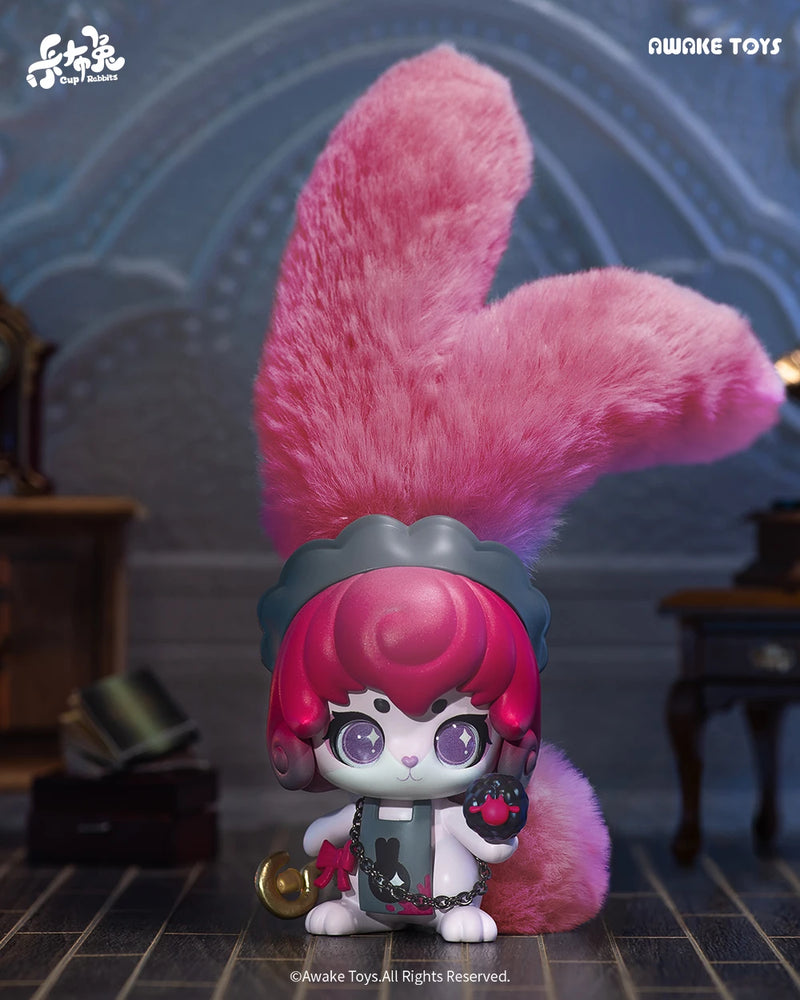 Cup Rabbits Face Yourself figura pelirroja con orejas rojas y fondo ornamental, art toy Awake Toys