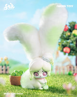 Cup Rabbits Fantastic Fruit figura de orejas verdes con manzanas en jardín, art toy Awake Toys