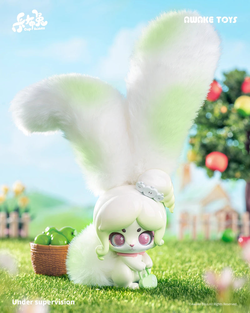 Cup Rabbits Fantastic Fruit figura de orejas verdes con manzanas en jardín, art toy Awake Toys