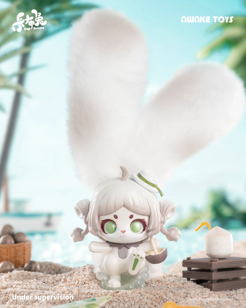 Cup Rabbits Fantastic Fruit figura blanca tropical en escena de playa, art toy Awake Toys