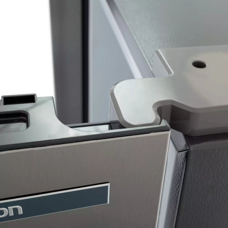 Detalle de la bisagra y tirador integrado del frigorífico Infiniton FGC-852C85WDK