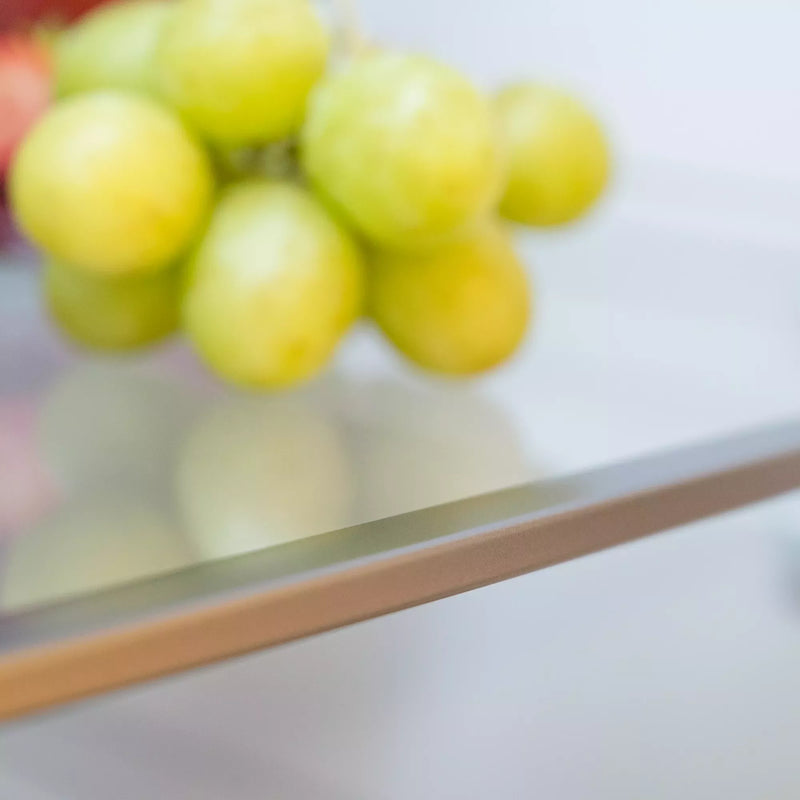 Detalle de bandeja de cristal de seguridad con frutas en el Infiniton FGC-852C85WDK