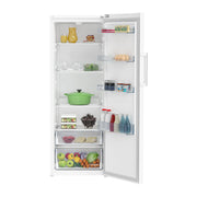 Interior del frigorífico Beko RSSE415M41WN abierto con las baldas de cristal, los balconcillos y el cajón de verduras
