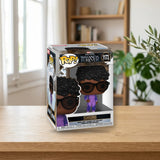 Funko Pop Marvel Black Panther Wakanda Forever Shuri (63943) sobre una mesa de madera