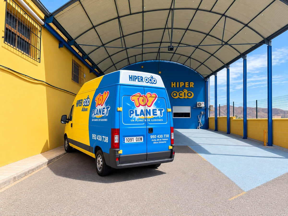 Furgón de reparto de Híper Ocio en la puerta del almacén de Albox