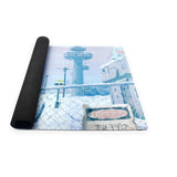 Tapete de neopreno Apocalíptico Zacatrus 60 x 90 cm ZTP01A, con ilustración de ciudad nevada en ruinas, medio enrollado