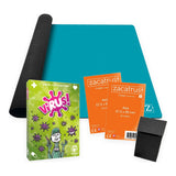 Pack Virus!: juego de cartas Virus! de Tranjis, tapete mini de neopreno azul Zacatrus, dos paquetes de fundas y deck box negra