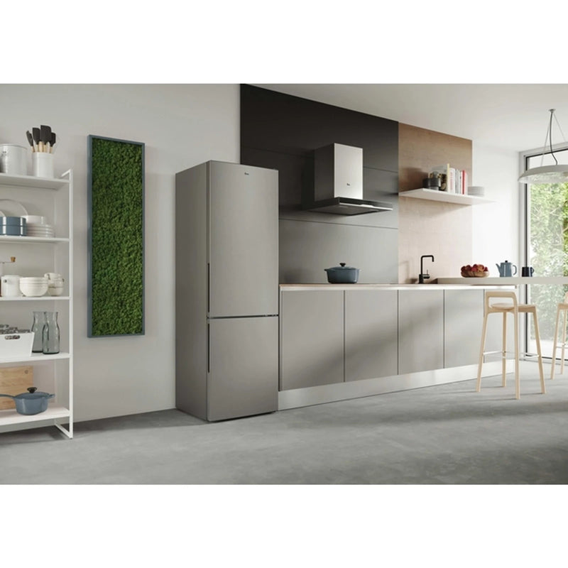 Frigorífico combi Hoover HOCT3L517ES2 integrado en una cocina moderna