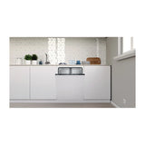 Lavavajillas Balay 3VF5012NP integrado bajo la encimera de una cocina blanca, con la puerta cerrada