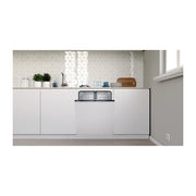 Lavavajillas Balay 3VF5012NP integrado bajo la encimera de una cocina blanca, con la puerta cerrada