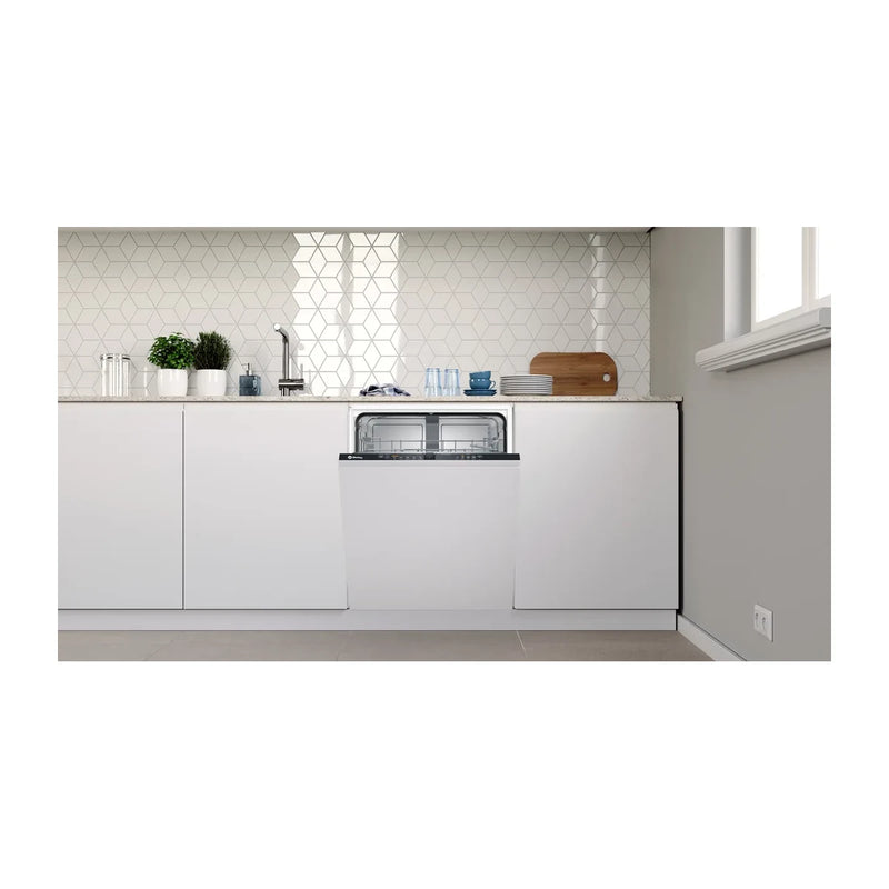 Lavavajillas Balay 3VF5012NP integrado bajo la encimera de una cocina blanca, con la puerta cerrada
