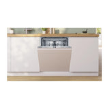 Lavavajillas Bosch SMV4HVX14E integrado bajo la encimera de una cocina blanca, con la puerta abierta