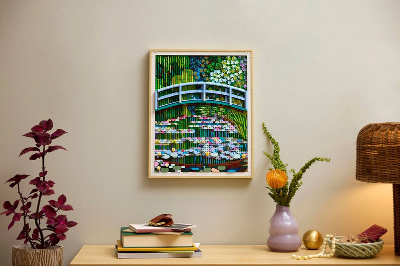 Cuadro LEGO Art de Monet colgado en la pared como decoración de salón