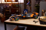 Modelo LEGO Technic McLaren MCL39 F1 expuesto en un entorno de garaje