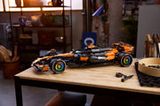 Modelo LEGO Technic McLaren MCL39 F1 expuesto en un entorno de garaje