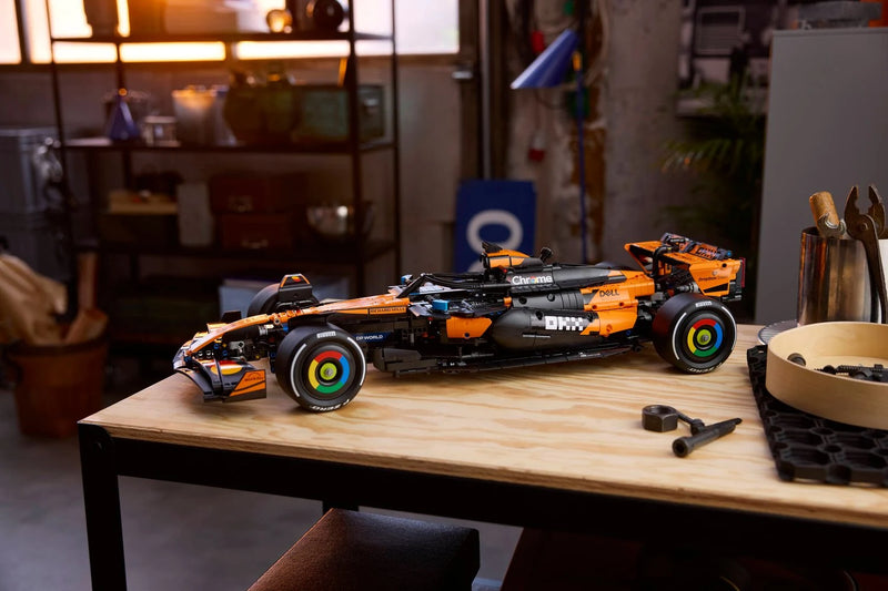 Modelo LEGO Technic McLaren MCL39 F1 expuesto en un entorno de garaje