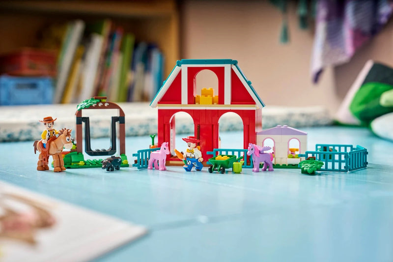 Niños jugando con el rancho ecuestre LEGO de Toy Story 5