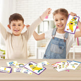 Niños levantando sus bananas vestidas en Fiesta Banana