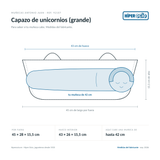 Infografía: el Capazo de unicornios (grande) de Muñecas Antonio Juan (ref. 92107) dibujado a escala, con 45 × 28 × 15,5 cm por fuera y 43 × 26 × 15,5 cm de hueco interior; dentro cabe una muñeca de hasta 42 cm