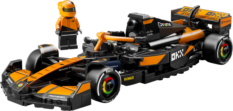 oche LEGO McLaren MCL38 con diseño negro y naranja y piloto con casco, detalles aerodinámicos y logotipos oficiales visibles