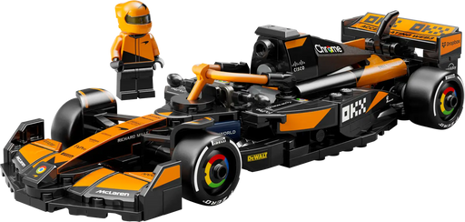 oche LEGO McLaren MCL38 con diseño negro y naranja y piloto con casco, detalles aerodinámicos y logotipos oficiales visibles